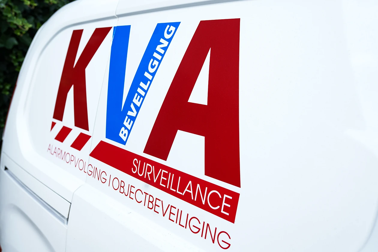 Een close-up van een bedrijfsbus van KVA Beveiliging